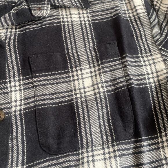 Old Navy black plaid Cropped Long Sleeve
Plaid Pocket Flannel Shirt - Picture 8 of 10